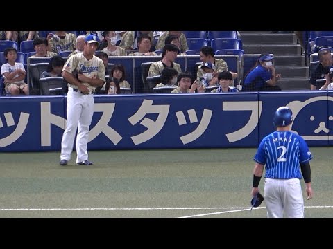 大学時代は共に東都リーグでプレーした牧と挨拶を交わす鵜飼 (2023/08/26)