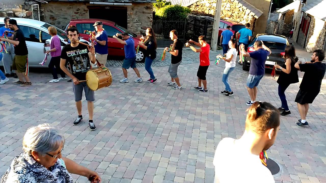 Aprendiendo a tocar las castañuelas en Pobladura de la Sierra