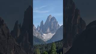 Am Helm oberhalb von Sexten fand eine Diskussion zum Thema "Massentourismus am Mount Everest statt.…
