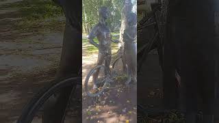 ОГО! МОЛОДАЯ ПАРА С ВЕЛОСИПЕДОМ! ИНТЕРЕСНАЯ СКУЛЬПТУРА В ДРЕВНЕЙ ВОЛОГДЕ! РОССИЯ!