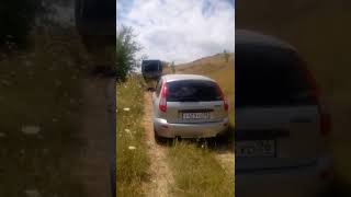 Молодая пара зависла над обрывом Молодая пара зависла над обрывом