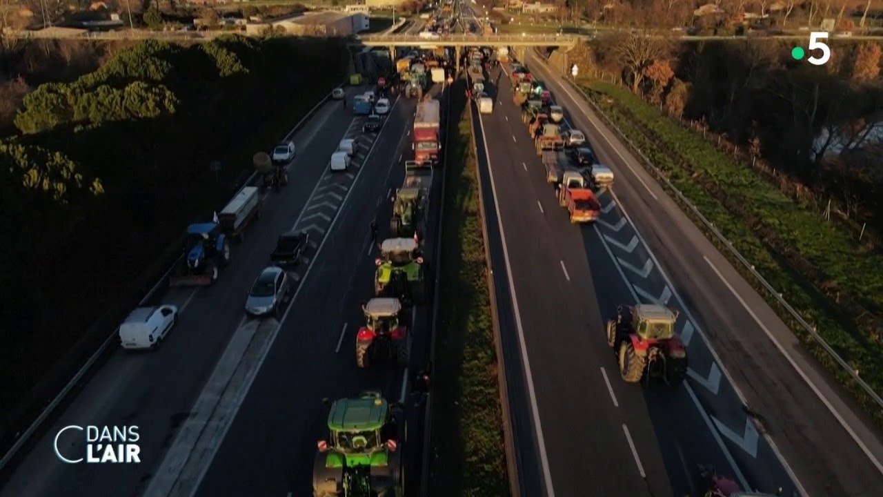 Agriculteurs en colère : le mouvement prend de l'ampleur  - Reportage #cdanslair 22.01.2024