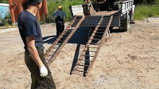 видео: Мини экскаватор съезжает с эвакуатор, манипулятора. картинка: Мини экскаватор съезжает с эвакуатор, манипулятора.