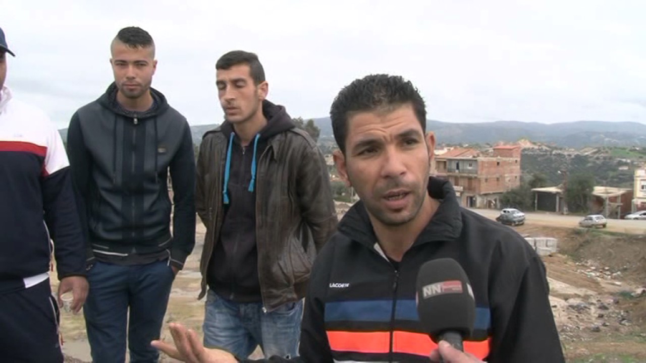 تيزي وزو ملعب بلدية مكيرة مغلق في وجه الشباب منذ أكثر من ستة سنوات عدسة.mpg