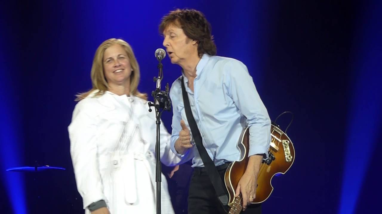 Paul McCartney invites a fan up on stage in Amsterdam 08062015