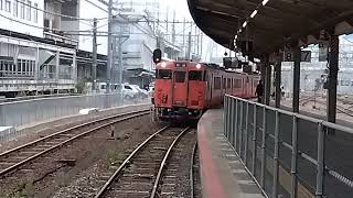 JR西日本広島駅でキハ47形+キハ47形の入線シーン(2023年11月3日金曜日)携帯電話で撮影
