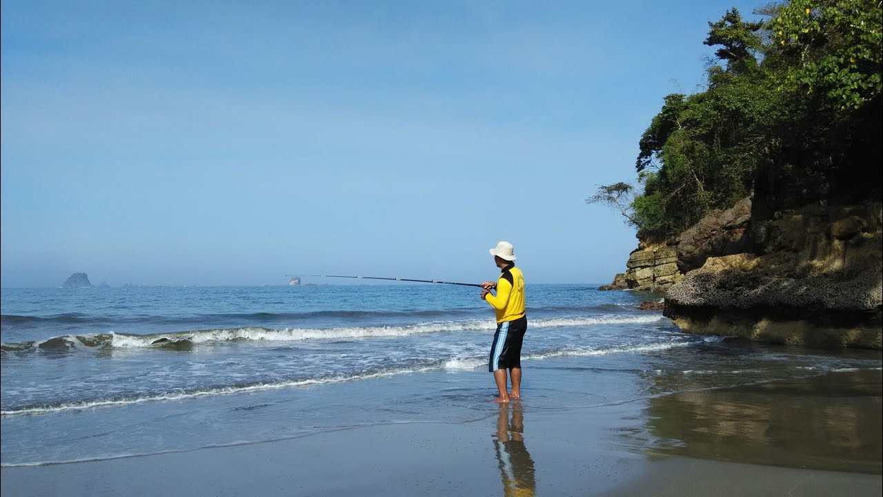 Mancing Mania di Pantai Nanggelan Jember