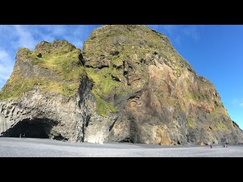 Vidéo: La plage de sable noir de Reynisfjara en Islande : le guide complet