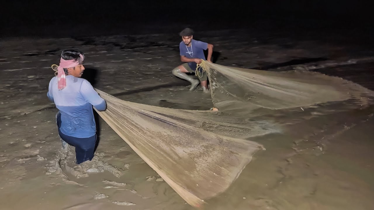 ঘুটঘুটে অন্ধকারে শীতের রাতে,একঘেয়ে জাল টেনে প্রচুর চিংড়ি মাছ ধরলাম!!!