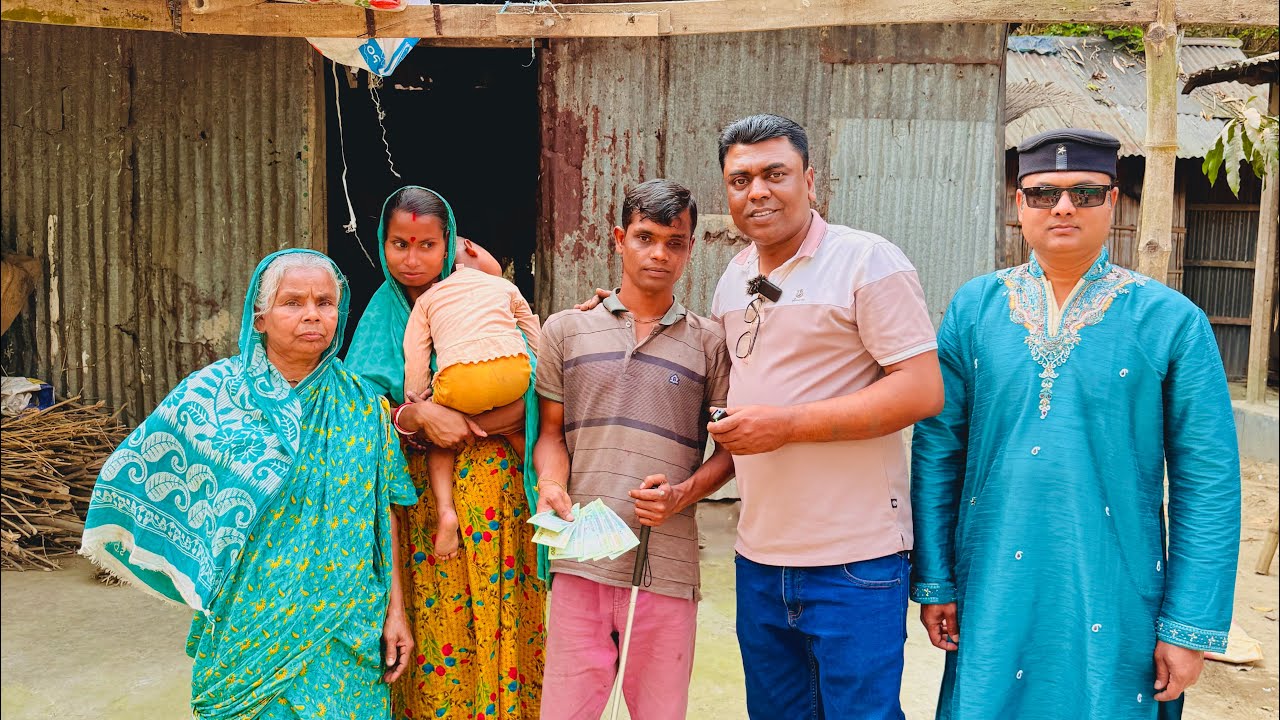 আজ চলে আসলাম হিন্দু বাড়িতে এসব ঘরে মানুষ থাকে না।