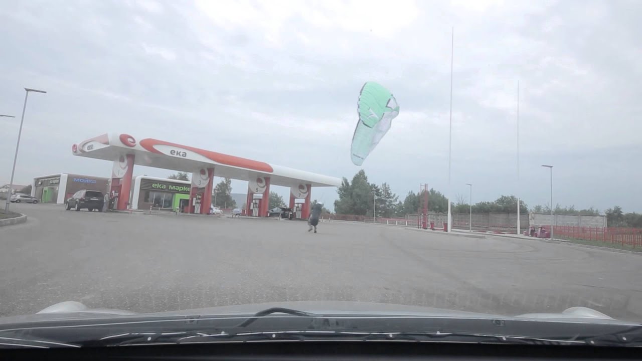 Парашютист сел на бензоколонку