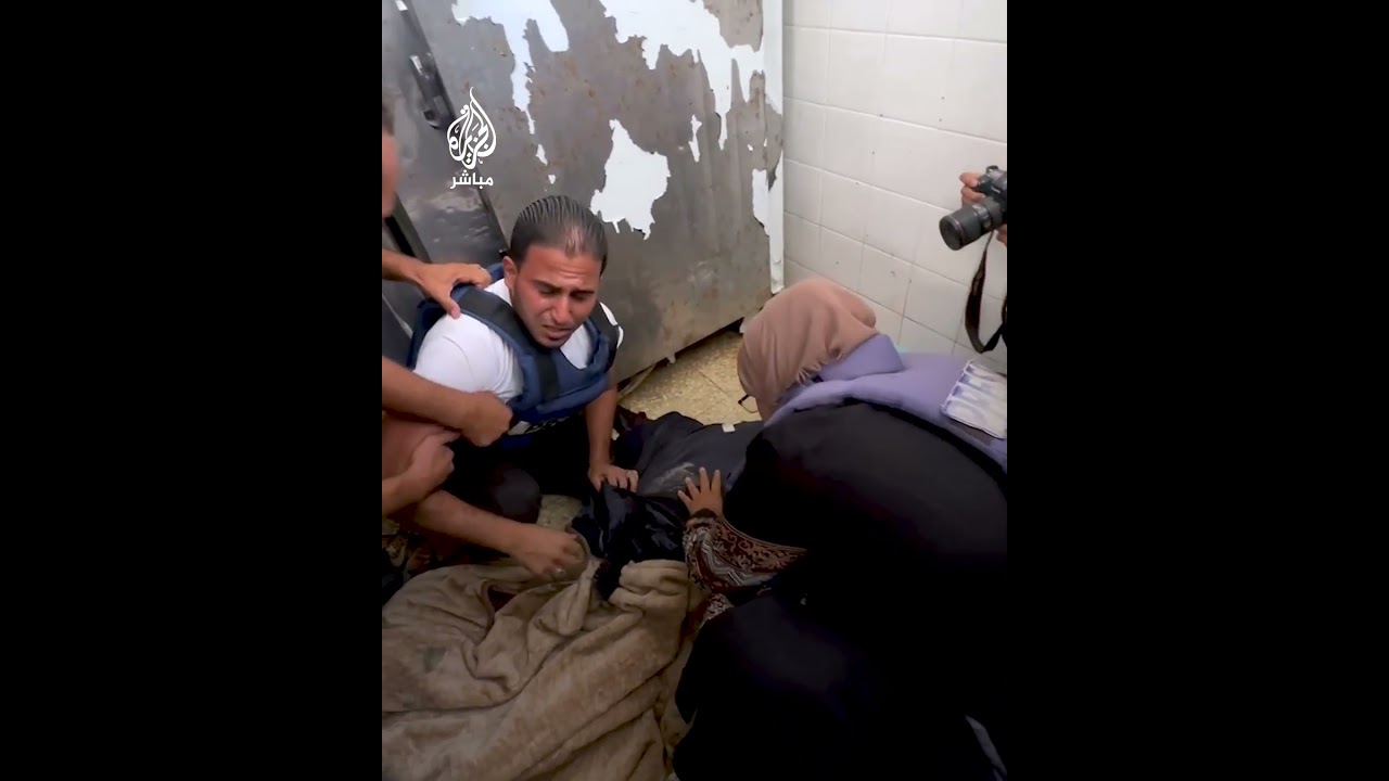 انهيار الصحفي محمود اللوح عقب استـشـ ـهـاد شقيقته في قصـ ـف إسرائيلي استهدف منزلًا في مخيم النصيرات
