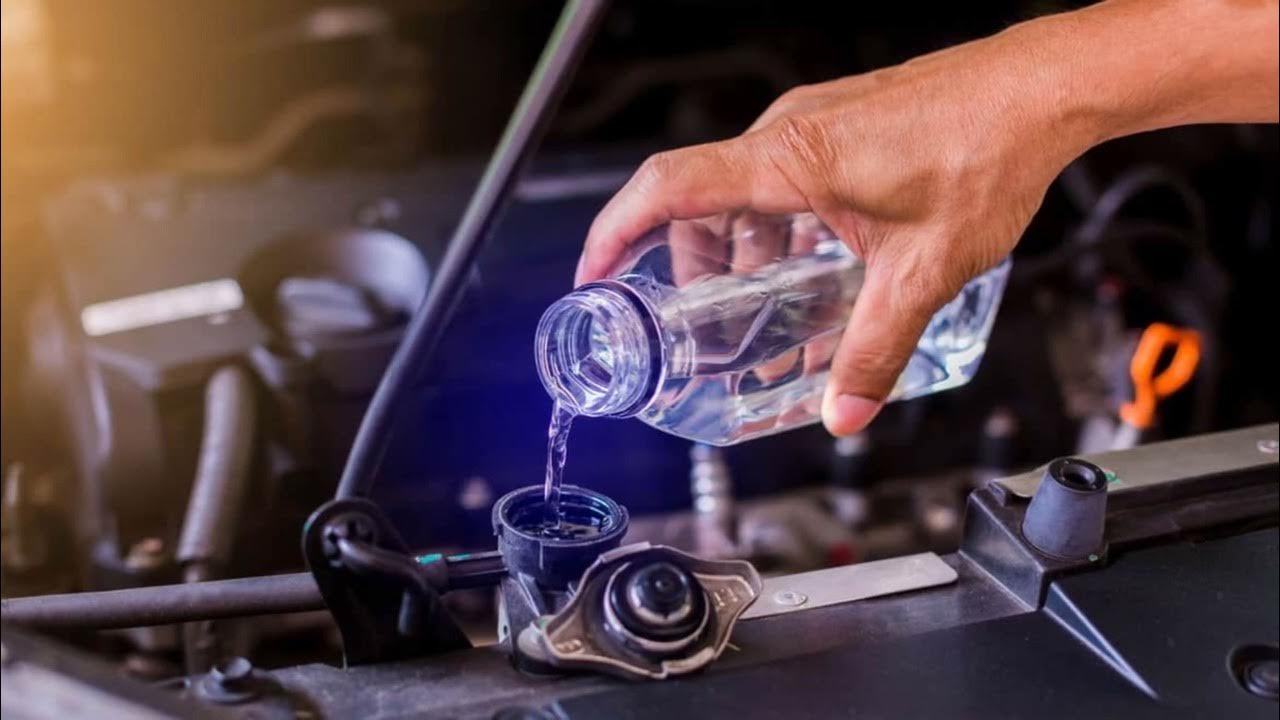 Echar agua al radiador del coche