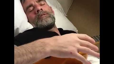 Stefan Karl Stefanson (Robbie Rotten) singing