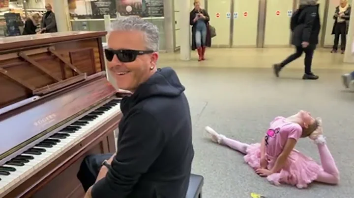 Pink Flamingo Turns Up During PIANO LIVESTREAM