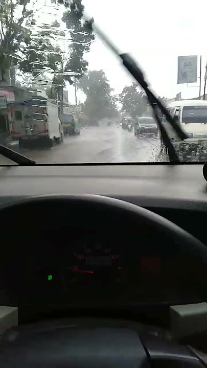 Story wa nyetir mobil kehujanan