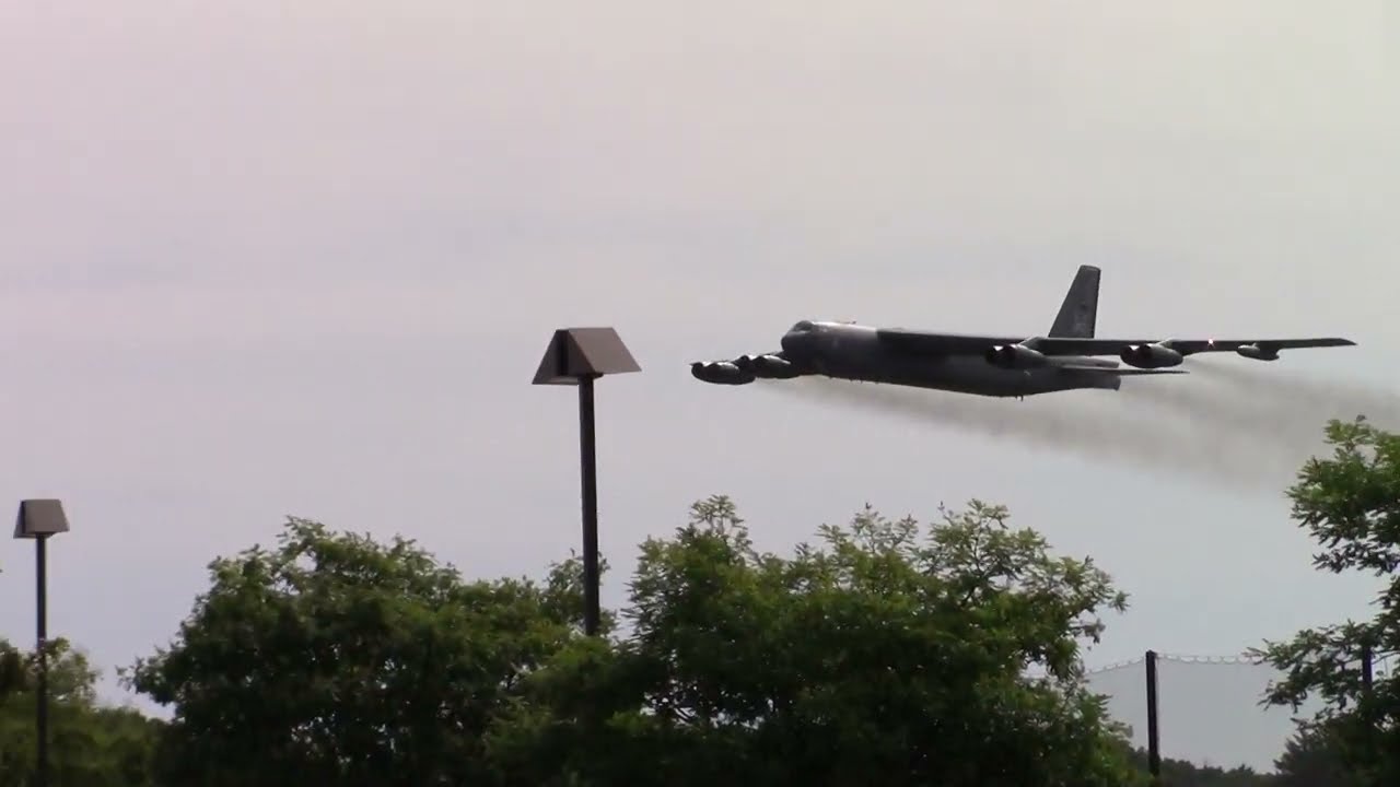 Incredible low pass! USAF B-52 Bomber - Thunder over NH Airshow - Sept 2025