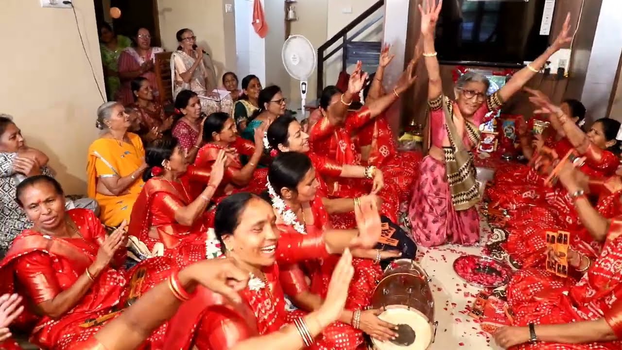 લખેલું છે 🥰આ બંને બા એ તો અમારા મંડળમાં રંગ જમાવી દીધો 🥰