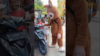 Labubu ketemu anak kecil