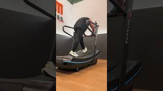 🏃‍♂️ Performance máxima e treino funcional com a Esteira Curva 2000!