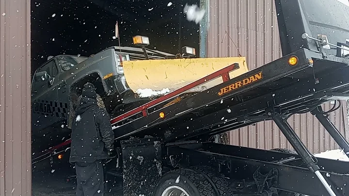 OMG! 😱 How to load a vehicle onto a flatbed tow truck #towtruck #towing #fyp #foryoupage #heavyduty