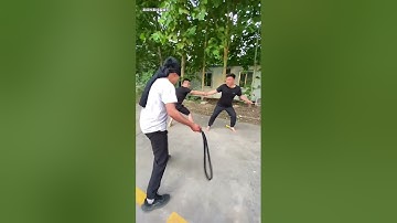 Thử thách bịt mắt bắt gà la hét #shorts #haihuoc #kênhgiảitrí