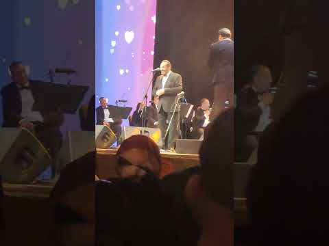 علي الحجار بيشرح معنى سمرا وبعيون كحيلة وجديلة ديل الكحيلة في حفل عيد الحب بدار الأوبرا المصرية
