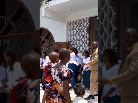 KWAYA YA PADRE ADOLPH KOLPING SINGIDA WAKIWA KATIKA FURAHA PAROKIANI MBURAHATI DAR ES SALAAM 