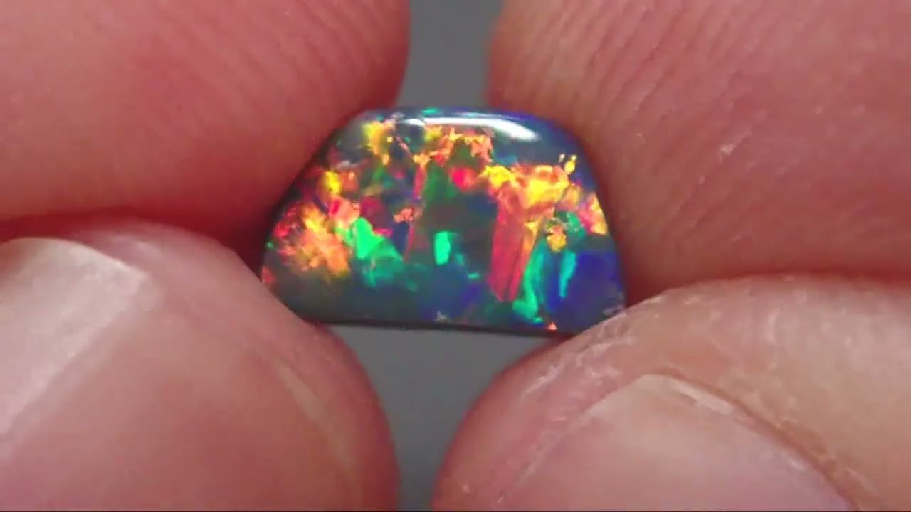 フラッシュ】ブラックオパール 0.48ct - オパールルース・原石の