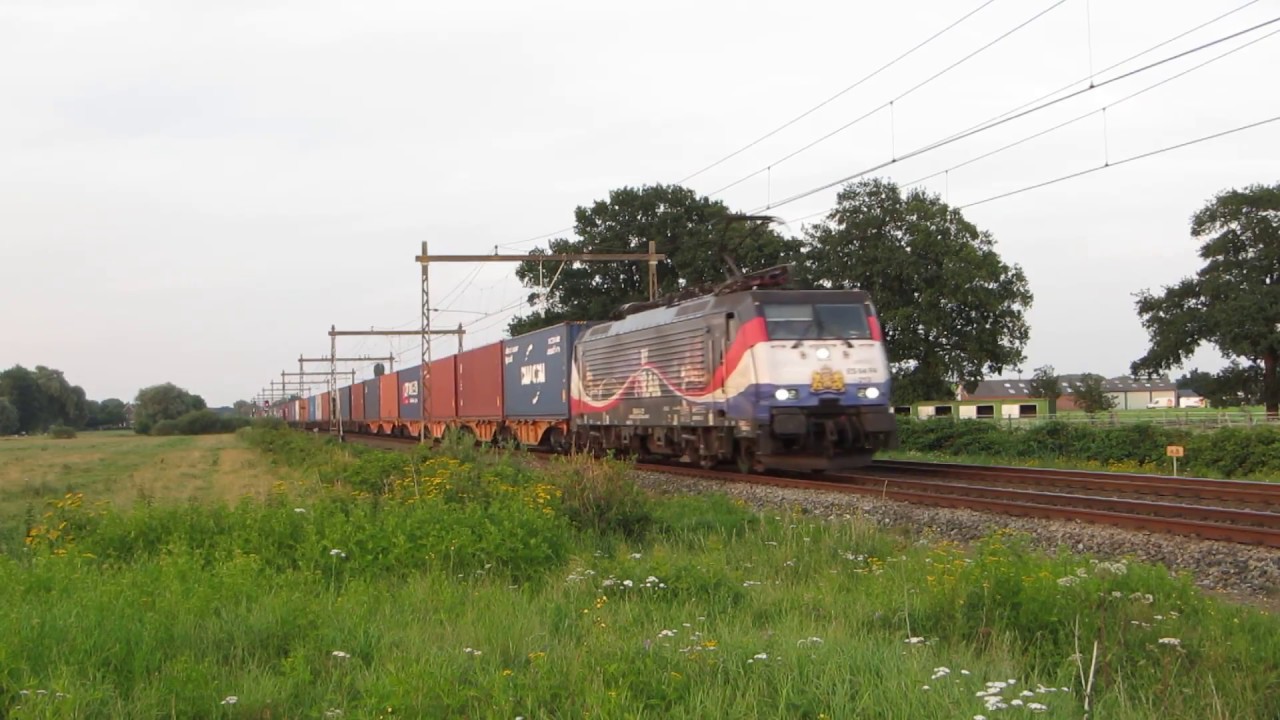 LTE 189 213 met containertrein in Teuge