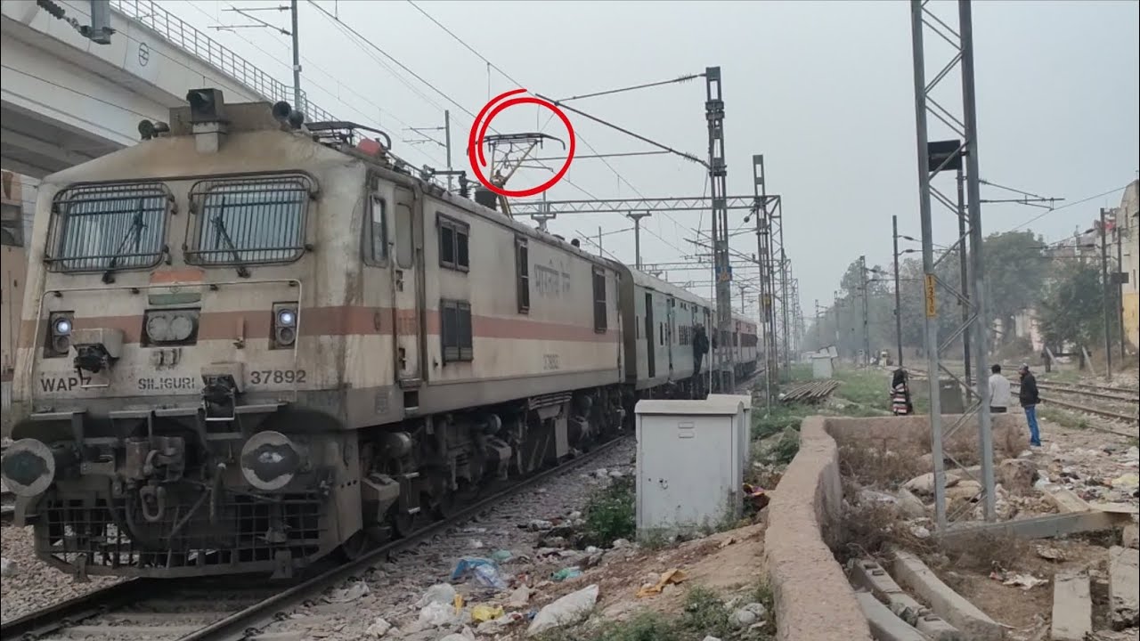 Arrival at Loop line 🚦🤷🏻‍♂️ Amarpali Express with WAP 7 Siliguri Locomotive 