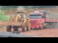 Carreta faz força para sair da rampa da balça no rio Ivaí.