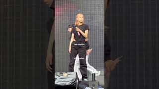 When Lisa does this to Rosé😂 #shorts #shortvideo #blackpink #laliza #K-pop