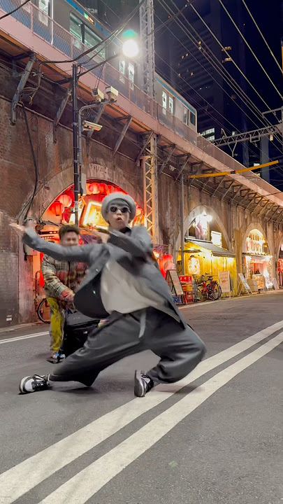 【Japanese most viral performer】【What’s happen to his back?!】Robomon