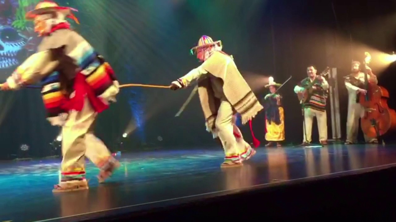 La Danza De Los Viejitos de Jarácuaro, Ballet '' Folklore Mexicain Xcaret''