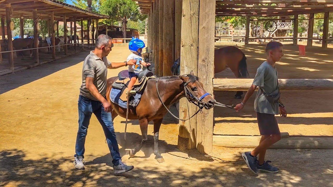 Çocuklar At Çiftliğinde Ata Bindiler