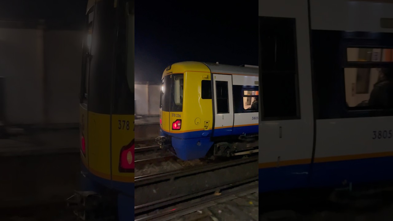 London Overground 378256 departing Clapham Junction