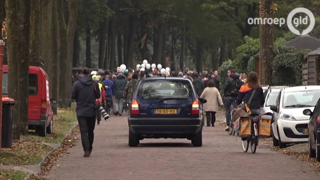 Zuid-Molukkers lopen herdenkingsmars van Apeldoorn naar Vaassen