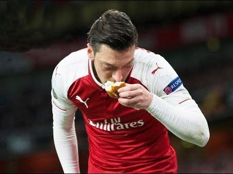 Mesut Özil'e Yapılan Saldırılar ve Özil'in Stadyumun İçine Atılan Ekmek Parçasına İlginç Tepkisi