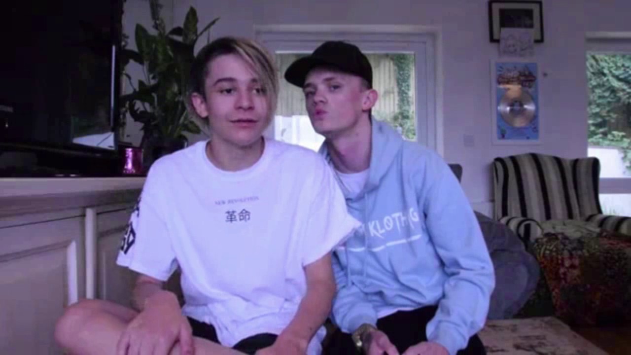 Bars And Melody Kissing