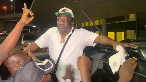 Moment Saheed Osupa Arrive Nigeria From America As Massive Crowd Welcome Him