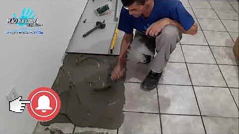 Como colocar cerâmica no banheiro piso sobre piso?