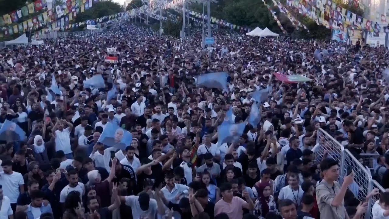يتجمع آلاف الأكراد في تركيا للمطالبة بالإفراج عن زعيم حزب العمال الكردستاني