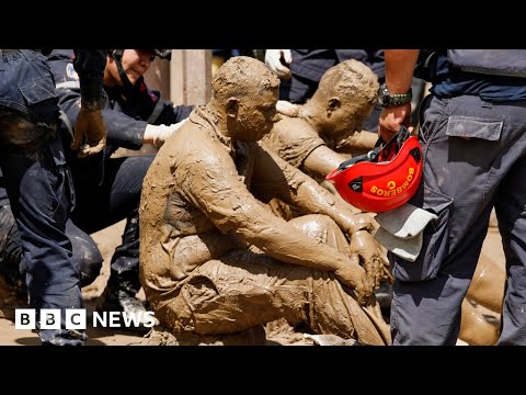 Dozens killed in venezuela landslides as homes swept away - bbc news