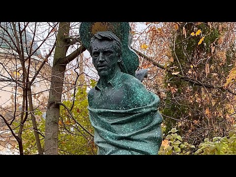 Как выглядит обновлённый памятник на могиле Владимира Высоцкого на Ваганьковском кладбище?