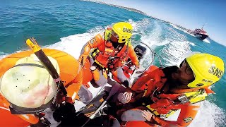 Urgences en mer : sauveteurs dans la mer déchaînée