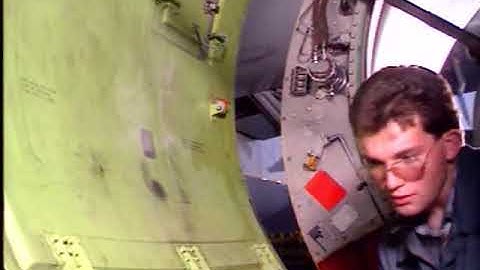 CFM56 opening+closing of engine cowl doors.mp4