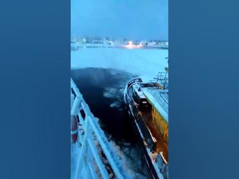 судно застрявшее во льдах. паром застрял в зеленогорск. застрявший паром. реки свирь паром. паром замерз во льду.