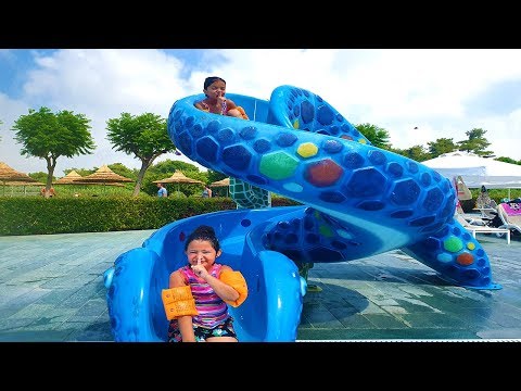 Öykü and Masal played hide and seek in the pool - fun aquapark