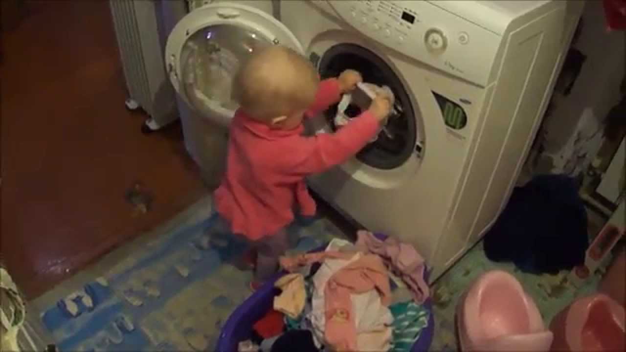 Машинка стирает видео. Стиральная машина малыш. Детская стиральная машина смешная. Младенца постирали в стиральной машине. Постирала ребенка в стиральной машине.